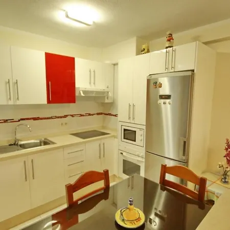 Two Bedroom In Beachfront Complex With Pool In Playa De Americas. شقة