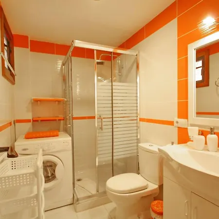 Two Bedroom In Beachfront Complex With Pool In Playa De Americas. شقة